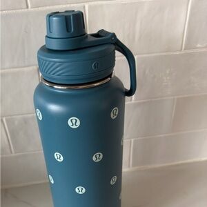 Lululemon Back to Life Sports Water Bottle New without tags Logo Teal Blue 32 oz